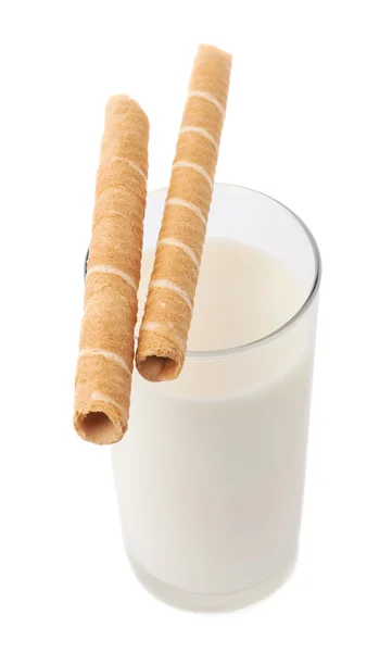 Glas mjölk och wafel pinnar isolerade över den vita bakgrunden — Stockfoto