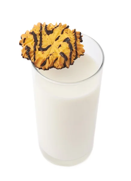 Glas Milch und Kekse isoliert über dem weißen Hintergrund — Stockfoto