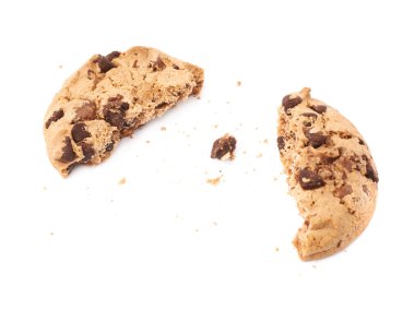 Beyaz arka plan üzerinde izole adet kurabiye bölünür ve