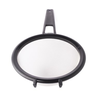 Beyaz izole arka plan üzerinde tek elek kevgir