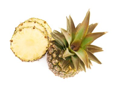 Tüm ananas dilimleri beyaz arka plan üzerinde izole yığını ile