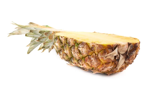 Geschnittene Ananas isoliert über weißem Hintergrund — Stockfoto