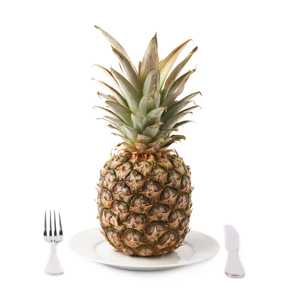 Hel ananas på plattan isolerad över vit bakgrund — Stockfoto