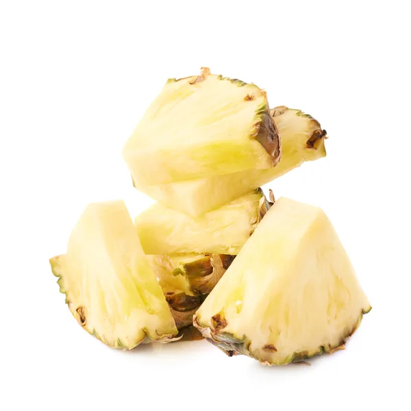 Pilha de fatias de abacaxi isoladas sobre fundo branco — Fotografia de Stock
