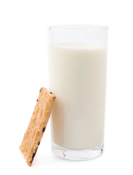 Vaso de leche y galleta aislado sobre fondo blanco — Foto de Stock