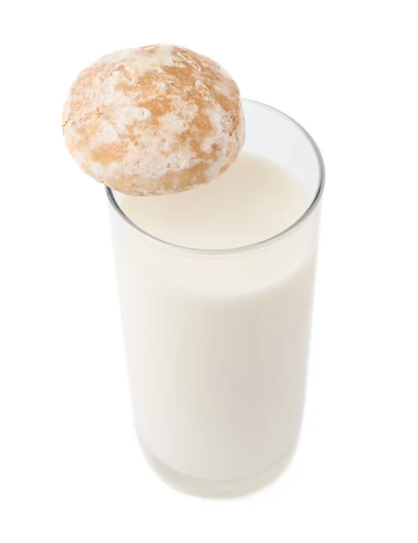 Glas melk en cookie geïsoleerd op de witte achtergrond — Stockfoto