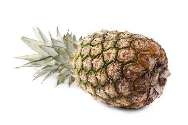Hel ananas isolerade över vit bakgrund — Stockfoto