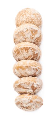 Beyaz arka plan üzerinde izole küçük kek gingerbread yığını