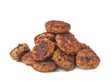 Beyaz arka plan üzerinde izole küçük el yapımı pirzola yığını