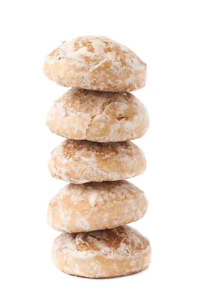 Pila de pan de jengibre pequeño pastel aislado sobre el fondo blanco — Foto de Stock