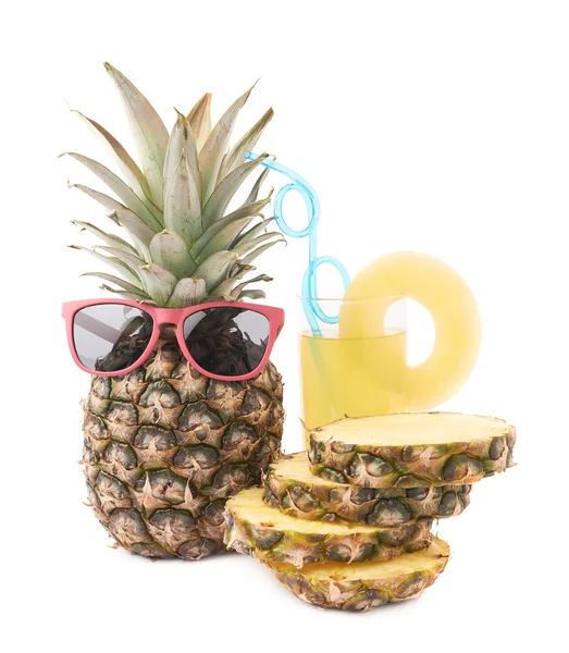 Hel ananas med glas dess isolerade över vit bakgrund — Stockfoto