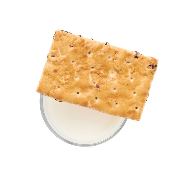 Verre de lait et biscuit isolé sur le fond blanc — Photo