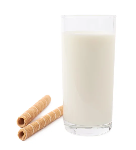 Glas melk en wafel stokken geïsoleerd op de witte achtergrond — Stockfoto