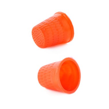 Beyaz arka plan üzerinde izole plastik yüksük kümesi