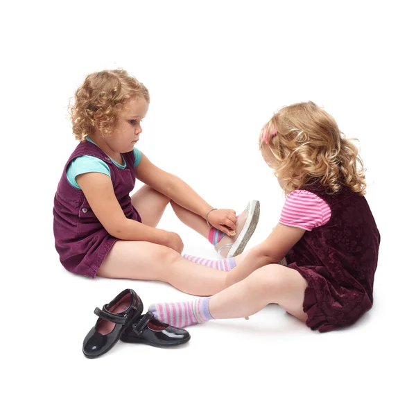 Couple de jeunes filles assises sur fond blanc isolé — Photo