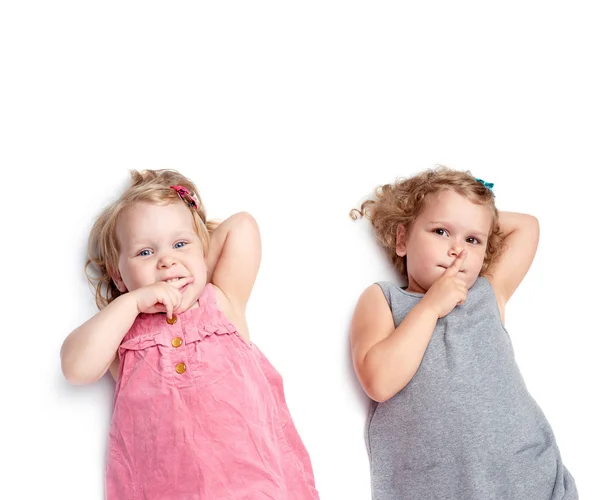 Δυο μικρά κοριτσάκια που βρίσκεται πέρα από το απομονωμένο λευκό φόντο — Φωτογραφία Αρχείου