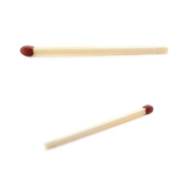 Beyaz arka plan üzerinde izole ahşap maç kümesi