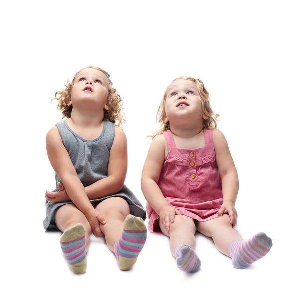 Dvě malá dívka sedící nad izolované bílé pozadí — Stock fotografie
