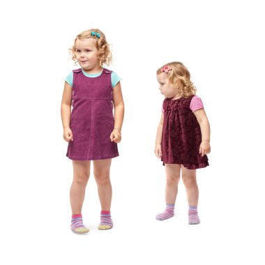 İzole beyaz arka plan üzerinde duran çift genç küçük kızlar