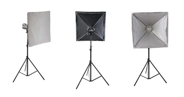 Conjunto de Studio flash en un soporte sobre fondo blanco aislado —  Fotos de Stock