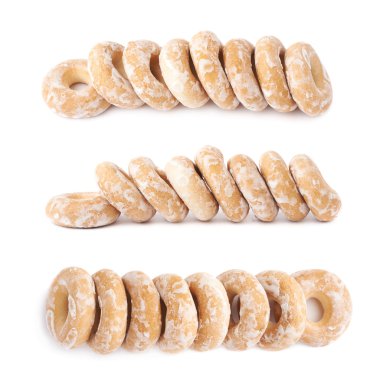 Beyaz arka plan üzerinde izole delik ile küçük kek yığını