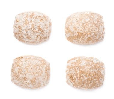 Beyaz arka plan üzerinde izole küçük zencefilli kek kümesi