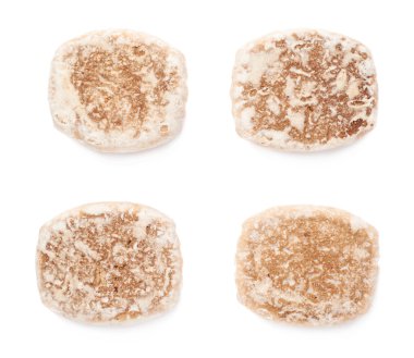 Beyaz arka plan üzerinde izole küçük zencefilli kek kümesi