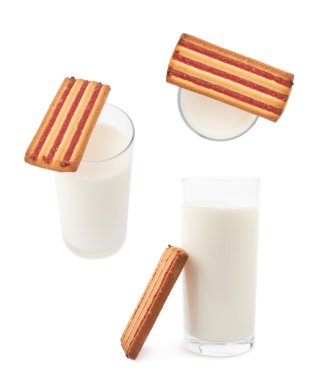 Bardak süt ve kurabiye beyaz arka plan üzerinde izole