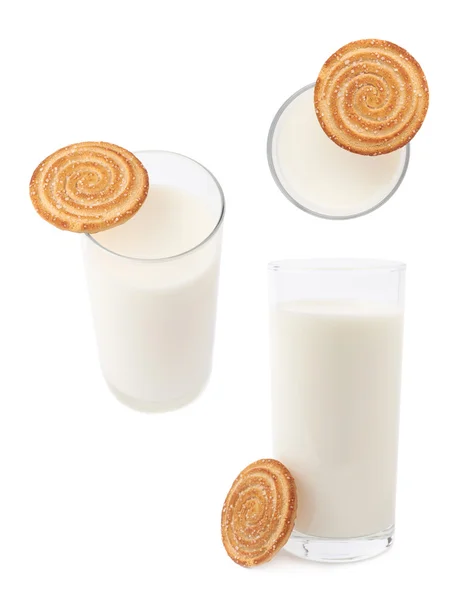 Glas melk en cookie geïsoleerd op de witte achtergrond — Stockfoto