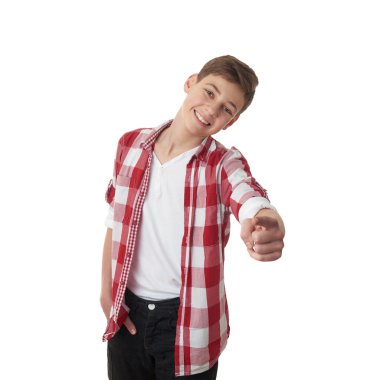 Sevimli genç çocuk beyaz izole arka plan üzerinde