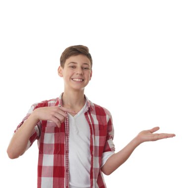 Sevimli genç çocuk beyaz izole arka plan üzerinde