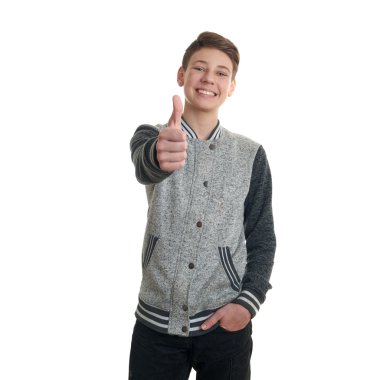 Sevimli genç çocuk beyaz izole arka plan üzerinde gri süveterli