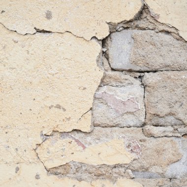 tuğla duvar düşme badana ile