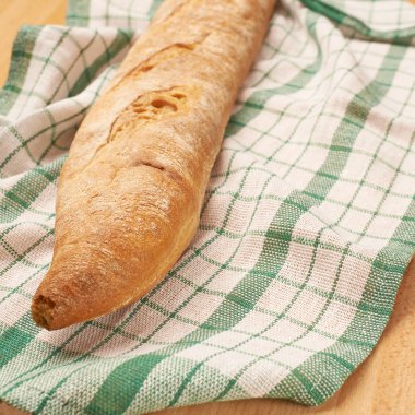 baget ekmek üzerine havlu