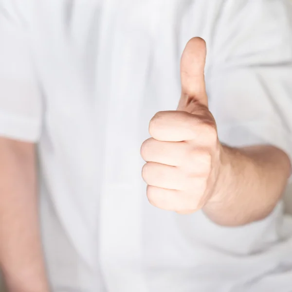 Pulgares hacia arriba gesto de la mano — Foto de Stock