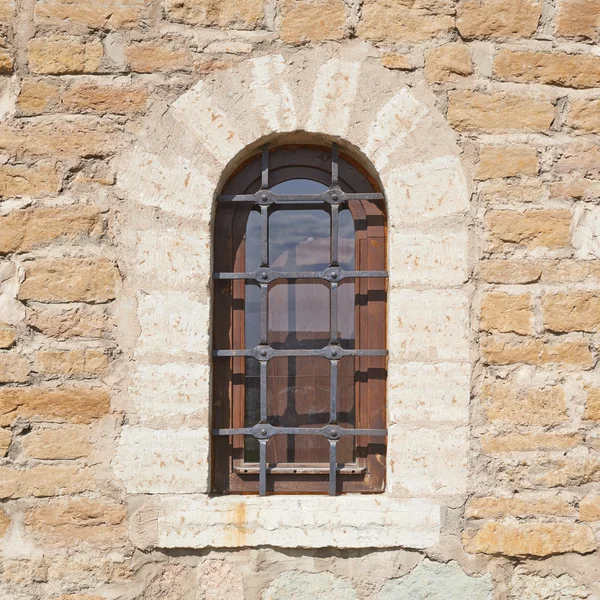 Frammento di muro del vecchio castello di mattoni — Foto Stock
