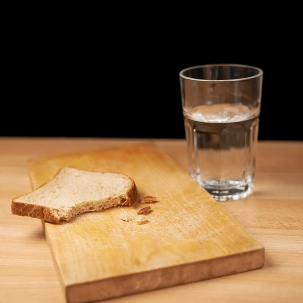 Vaso de agua y pan — Foto de Stock