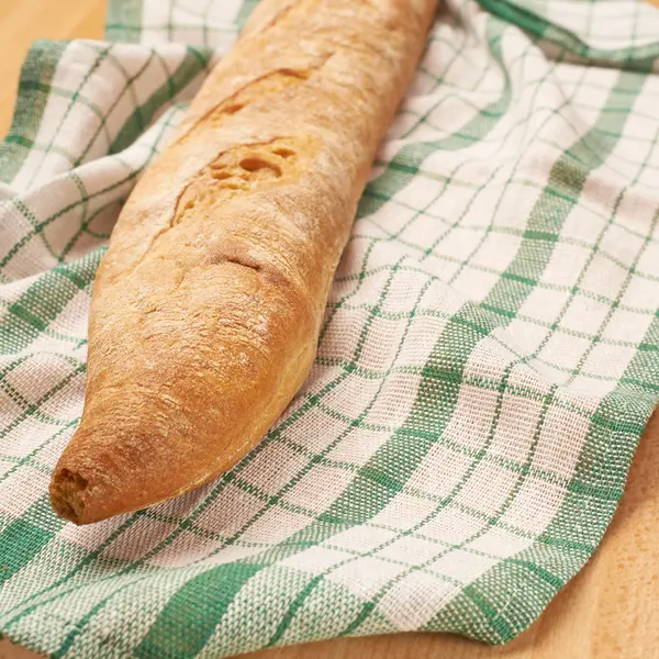 Pan de baguette sobre la toalla — Foto de Stock