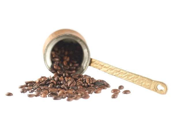 Cezve de cobre y granos de café — Foto de Stock