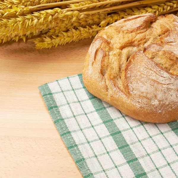 Orejas de trigo y pan — Foto de Stock