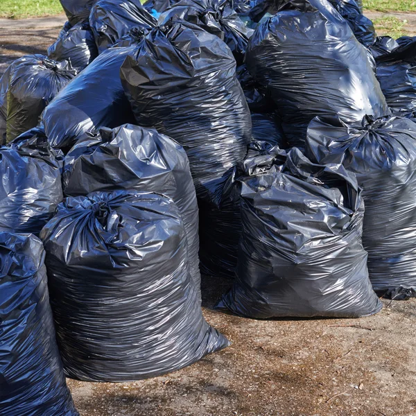 Bolsas de basura negro — Foto de Stock