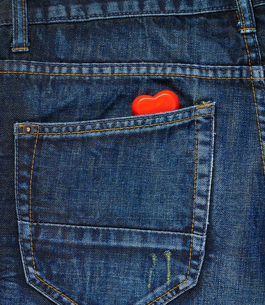 Coração vermelho em jeans — Fotografia de Stock