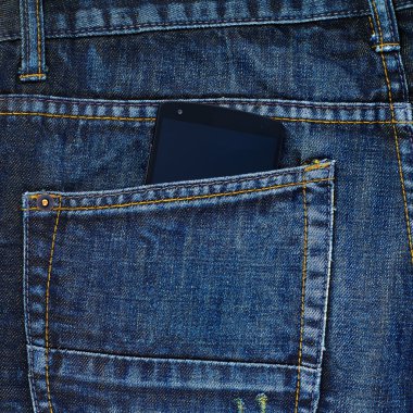 Kot pantolon cebinde akıllı telefon