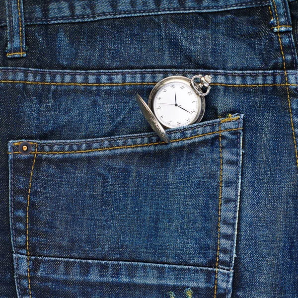 Orologio da tasca in tasca di jeans — Foto Stock