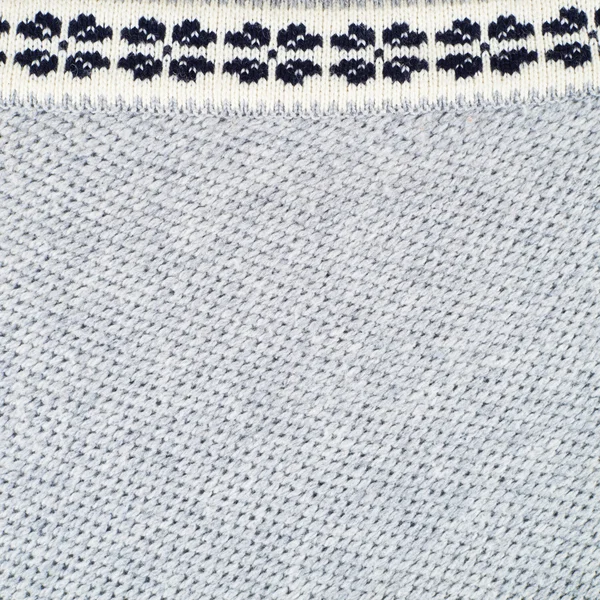 Fragment van gebreide grijze blouse — Stockfoto