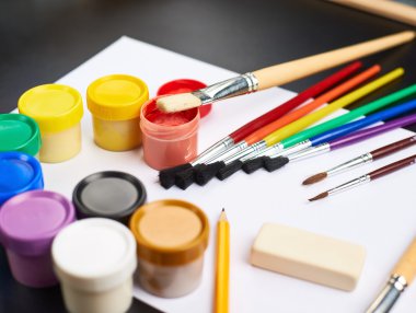 Çizim boyalar ve fırçalar