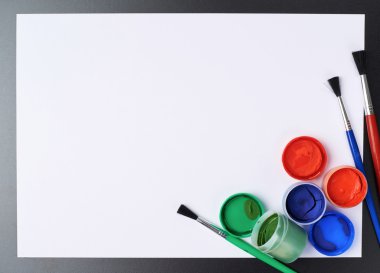 Guaj ve kağıt üzerinde fırçalar