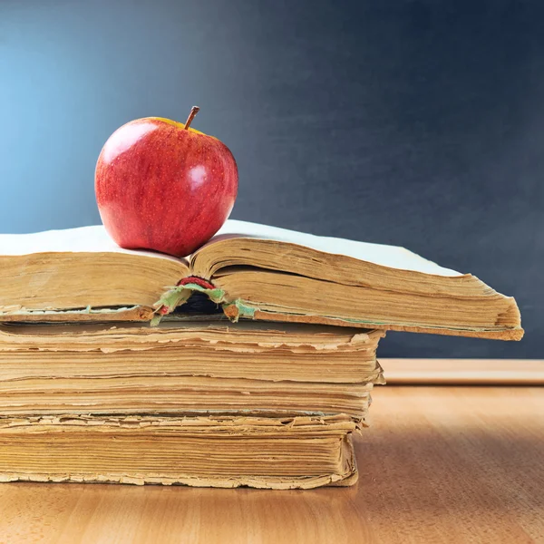 Apple, boeken en schoolbord samenstelling — Stockfoto