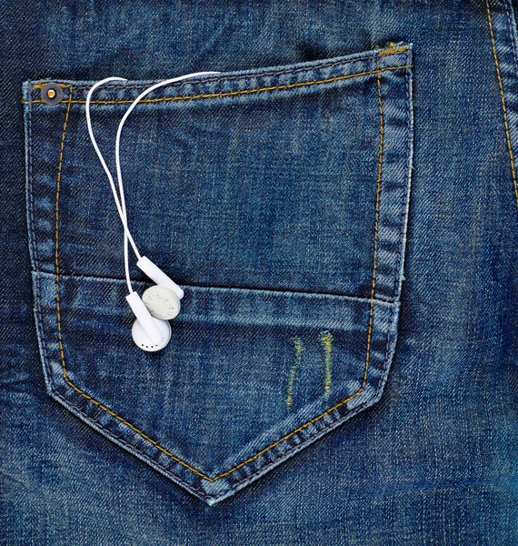 Hoofdtelefoon in een achterzak van een jeans — Stockfoto