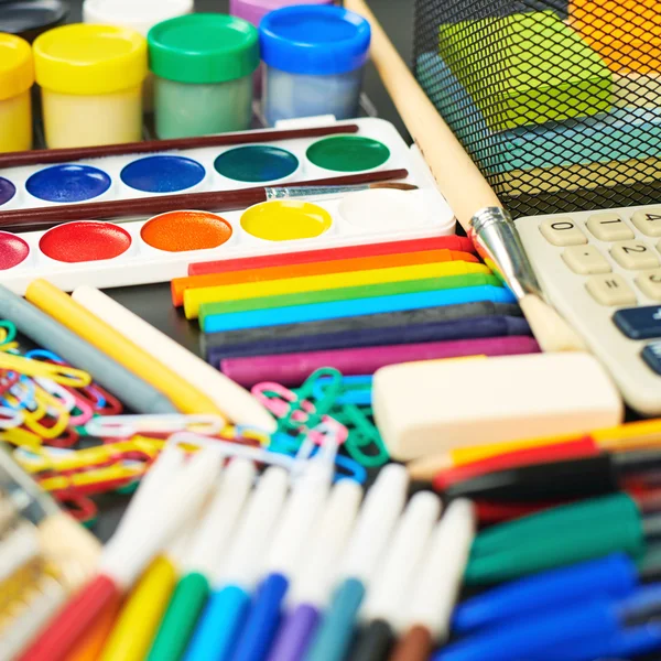 Bureau bedekt met meerdere briefpapier — Stockfoto